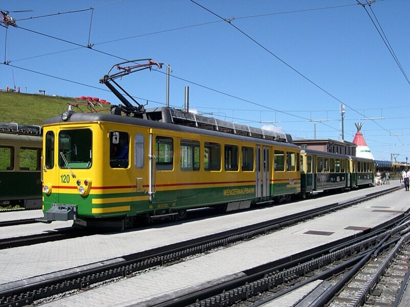 Berner Oberland 2007 - In einem sehr gepfelgtem Zustand befindet sich BDeh 4/4 Nr. 120 der Wengernalpbahn. Am 26.07.2007 konnte der Wagen zusammen mit seinen beiden Beiwagen an der Station Kleine Scheidegg abgelichtet werden, als er fr die Fahrt nach Lauterbrunnen bereitgestellt wurde.