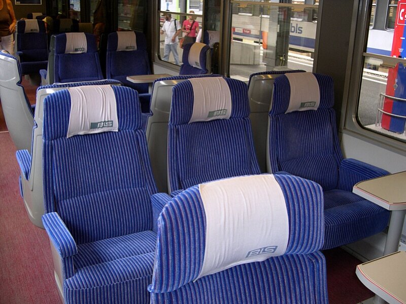 Berner Oberland 2007 - Inneneinrichtung eines 1. Klasse Wagens EW 2 der BLS. Ein Teil der Sitze lsst sich in verschiedene Richtungen drehen. Spiez, 30.07.2007