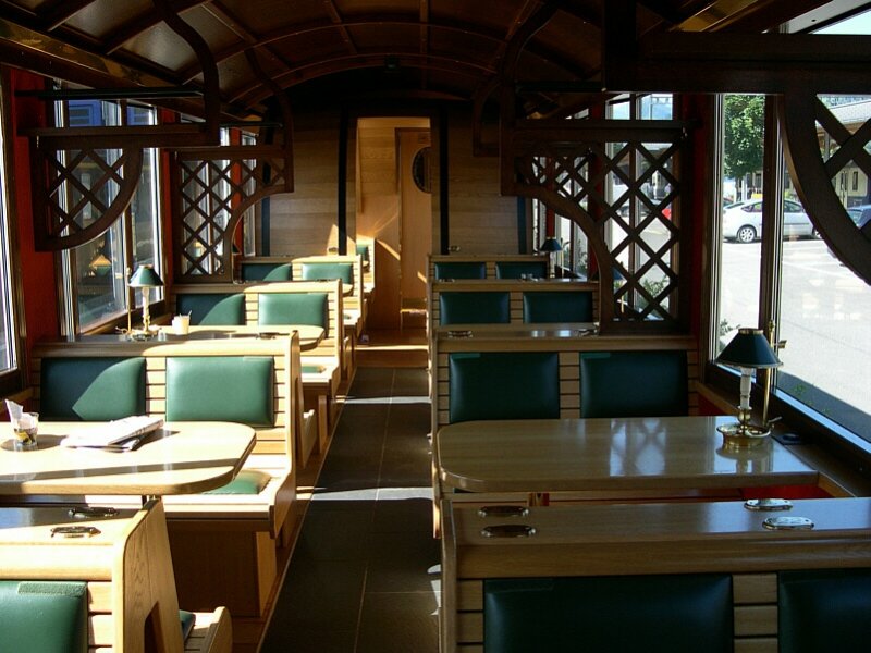 Berner Oberland 2007 - Inneneinrichtung des Speisewagens des  MOB-Golden-Pass-Classic  Montreux - Zweisimmen am 31.07.2007 in Zweisimmen. Auch dieser Wagen verfgt ber eine Klimatisierung fr angenehmes Reisen.