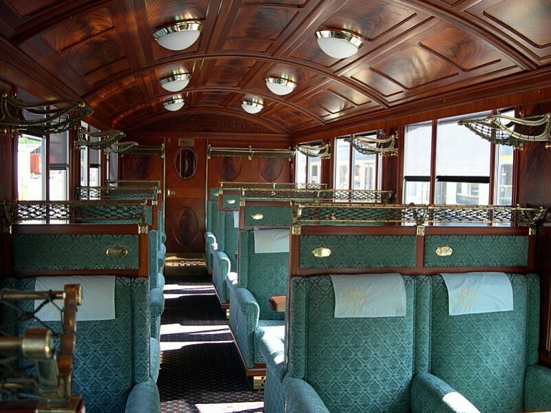 Berner Oberland 2007 - Inneneinrichtung eines 1. Klasse-Wagens des  Golden-Pass-Classic  von Montreux nach zweisimmen am 31.07.2007. Dieser Zug wurde als besonderes Schmankerl Ende 2006 wieder auf die MOB-Gleise getellt. Nicht jedoch bevor die Wagen nicht nach modernsten Ansprchen ausgestattet wurden. So verfgen die alten Pullmann-Wagen nun ber Klimaanlage, geschlossenes WC-Systeme, Haltewunschtasten, Rollstuhlhublift und ffnungshilfen an allen bergangs- und Einstiegstren.