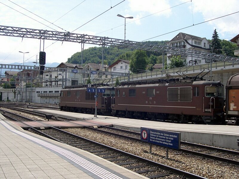 Berner Oberland 2007 - Jetzt gehts aber los! BLS Re 4/4 184 und 178 haben Ausfahrt und werdend en Hanggartner-Zug ber den ltschberg und durch den Siplon bis ins italienische Domodossola bringen. Spiez 12.07.2007