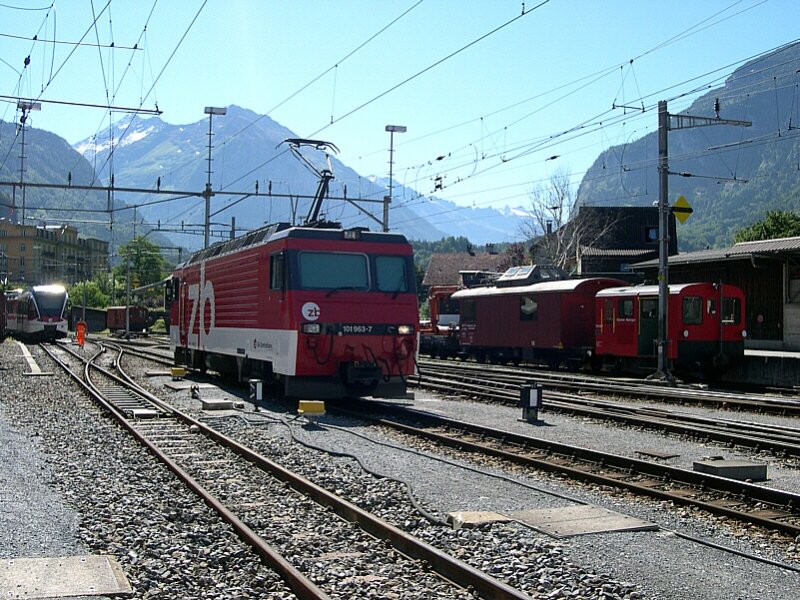 Berner Oberland 2007 - Mit IR 2217 Interlaken Ost-Luzern ist am 13.07.2007 die ZB HGe 4/4 101 963-7 nach Meiringen gekommen. Sie verlsst nun den Zug und wartet auf den InterRegio der Gegenrichtung um diesen Zug wieder nach Interlaken zu bringen. Als die IR´s nochin Meiringen kreuzten, machte dort die damalige Brnigbahn innert 7 min zwei Lokwechsel an zwei Zgen. Heute dauert der Lokwechsel zwar auch nicht lnger, aber die Zge kreuzen in Brnig Hasliberg und so haben die Loks etwas mehr Luft.