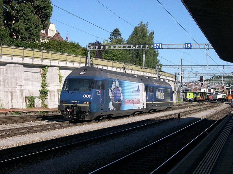 Berner Oberland 2007 - Mit einer RoLa aus Italien kamen am Morgen des 13.07.2007 die beiden BLS Re 465 001 und 014 in Spiez an. Sie werden hier vom Zug genommen und durch eine Lok der Baureihe 485 ersetzt, die den Zug weiter nach Basel befrdern wird. 465 001 war brigens die Lok, die den ersten kommerziellen Gterzug durch den Ltschberg-Basistunnel fhrte, und in Frutigen mit einem riesen Gaudi empfangen wurde.