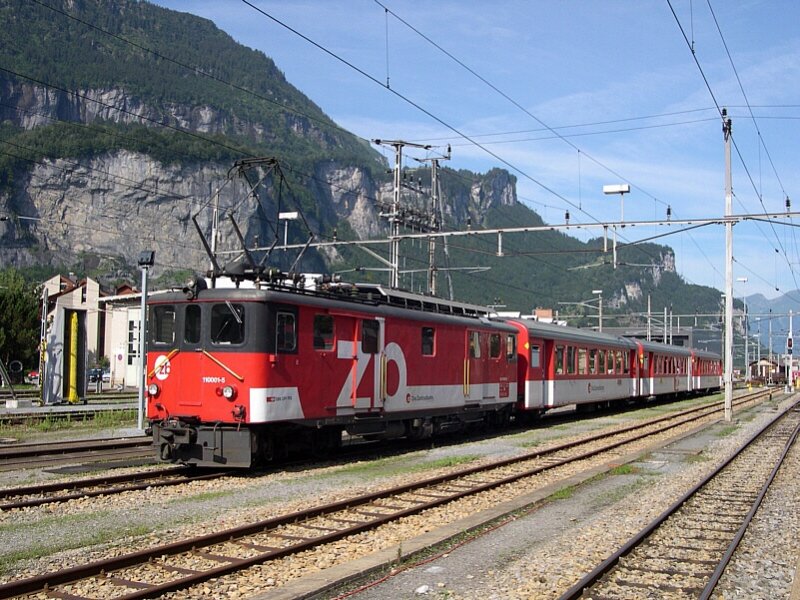 Berner Oberland 2007 - Mit einem Pendelzug, bestehend aus 3 Wagen, steht am 23.07.2007 die der Zentralbahn gehrende Deh 110 001-5 in Meiringen abgestellt. Wir nutzten die Zeit des Lokwechsels an unserem IR fr dieses schnelle Foto, bevor wir die Steigung nach Brnig-Hasliberg in Angriff nehmen.