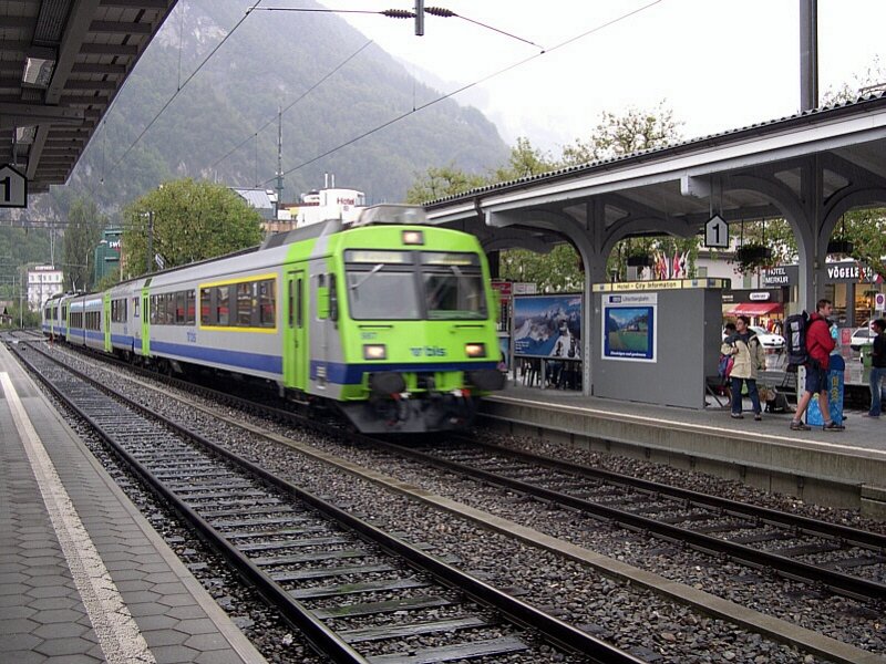 Berner Oberland 2007 - Mit dem fhrenden Steuerwagen 987 und einem so genannten  Jumbo-Wagen  ist am 02.08.2007 dieser NPZ als R 5829 Interlaken Ost - Zweisimmen in Interlaken West unterwegs. 