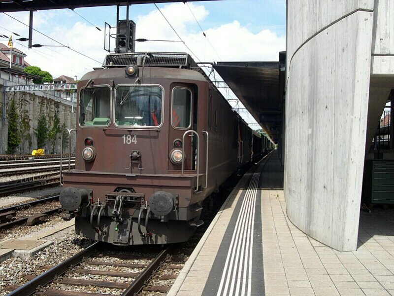 Berner Oberland 2007 - Nachdem noch schnell die RoLa Richtung Norden am Nachbargleis abgelichtet werden konnte, bleibt nun Zeit sich der BLS Re 4/4 184  Krattigen zu widmen. Immernoch steht sie an Gleis 5 im bahnhof Spiez und wartet mit einer Schwestermaschine auf die nun hoffentlich bald erteilte Ausfahrt nach Sden. Mit der Abgabe der BLS-Fernverkehrsleistungen an die SBB komen diese Loks nun leider nur noch im Gter- und Regionalverkehr zum Einsatz. Noch vor 7 Jahren liesen sich am Ltschberg Fernzge mit diesen Loks ablichten. Mal schauen wie viele von ihnen noch den 50. Geburtstag feiern knnen. Die Maschinen sind grtenteils Baujahr 1964, besitzen Wendezug- und Vielfachsteuerung und knnen auch mit der modernen Re 465 gemeinsam eingesetzt werden. Spiez, 12.07.2007.