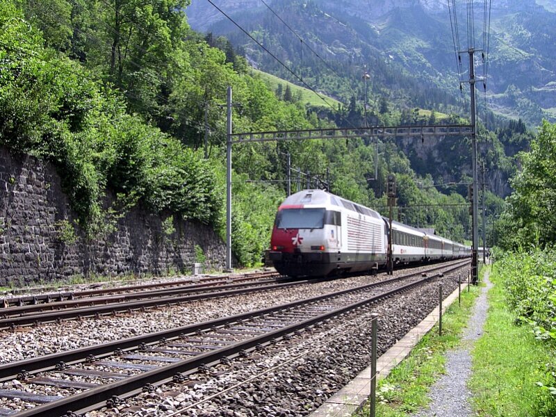 Berner Oberland 2007 - Nachschuss auf den IC 874 am 25.07.2007. er wird von Re 460 090-4  Goffersberg  geschoben. Die Lok wirbt fr den neuen Ltschberg-Basistunnel. Nahe Blausee-Mitholz