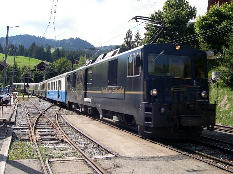 Berner Oberland 2007 - Nur eine Chance hatten wir am 31.07.2007 den  Golden-Pass-Classic  in Saanemser abzulichten. Dieser Zug fhrt zweimal am Tag als Regionalzug mit Halt an allen Stationen von Montreux nach Zweisimmen und wieder zurck. So ergnzt er als dritter Zug die beiden Kompositionen des  Golden-Pass-Panoramic . Als Zuglok fungiert GDe 4/4 6002  Isabelle von Siebenthal .