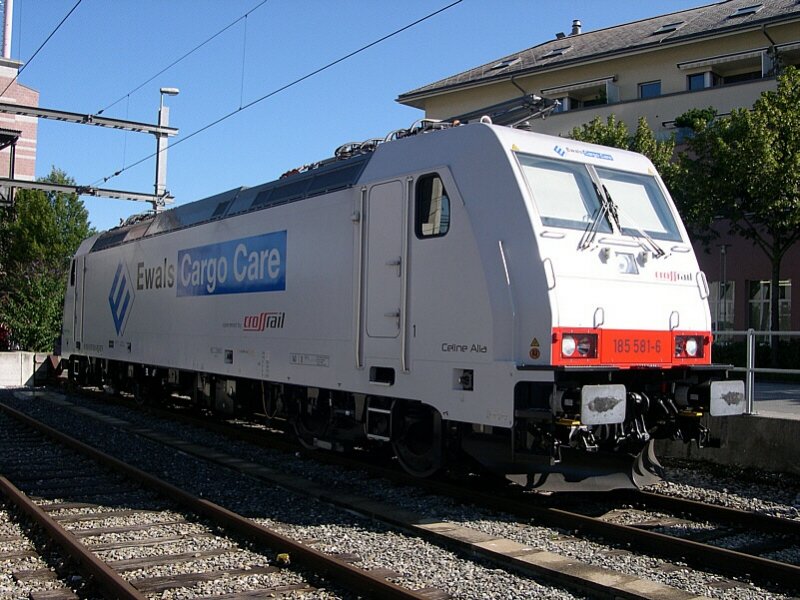 Berner Oberland 2007 - Quasi ber Nacht hat sich die RM 436 115-0 in Spiez auf wundersameweie verwandelt. Am Morgend es 25.07.2007 prsentiert sich nun 185 581-6  Celine Alia  als Schublok fr Crossrail-Zge in Spiez. Die Lok trgt die Fahrzeugregisternummer 91 80 6185 581-6 D-BTK, sprich also sie zhlt als deutsche Lok. Und das BTK, Bombardier Transportation Kassel heit, darauf muss man erstmal kommen. Heit also, die Lok gehrt Registermig dem eigenen  Fuhrpark  von Bombardier.