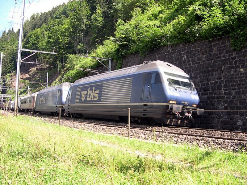 Berner Oberland 2007 - Schlag auf Schlag folgen die Zge am 25.07.2007 an der Ltschberg - Nordrampe. Innert 40 min knnen wir 9 von 11 Zgen ablichten. Hier bringen die beiden BLS Re 465 013 und 005 eine Rollende Landstrae nach Spiez. Eine Stunde spter sehen wir die beiden Loks nochmals, dann aber in der Gegenrichtung.