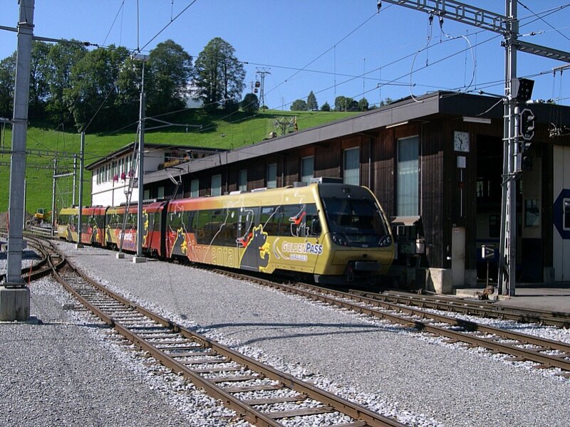 Berner Oberland 2007 - Seit mehr als einem Jahr werden zwischen Zweisimmen und Lenk moderne Niederflurfahrzeuge eingesetzt. Ein Niederflurpendelzug fhrt am 31.07.2007 als R 2520 aus Zweisimmen in Richtung Lenk aus. Im Hintergrund sind die Gondeln der Rinderbergbahn zu erkennen.