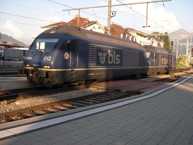 Berner Oberland 2007 - Sodele, zweiter Versuch. 485 012 wurde aufgerumt, und 465 012  Eurotunnel  hat nun 465 013  Stockhorn  im Schlepptau. Die Loks werden angehangen und wenige Minuten spter bricht der Zug in Richtung Sden auf. Wahrscheinlich wurde dem Lokdienst bermittelt das der Zug mit 465 012 bespannt ist, tatschlich aber mit 485 012 bespannt war. Die 465 012 stand ja auf dem  Hof . Wie also ein kleiner Zahlendreher fr ein kleines Chaos sorgen kann ...