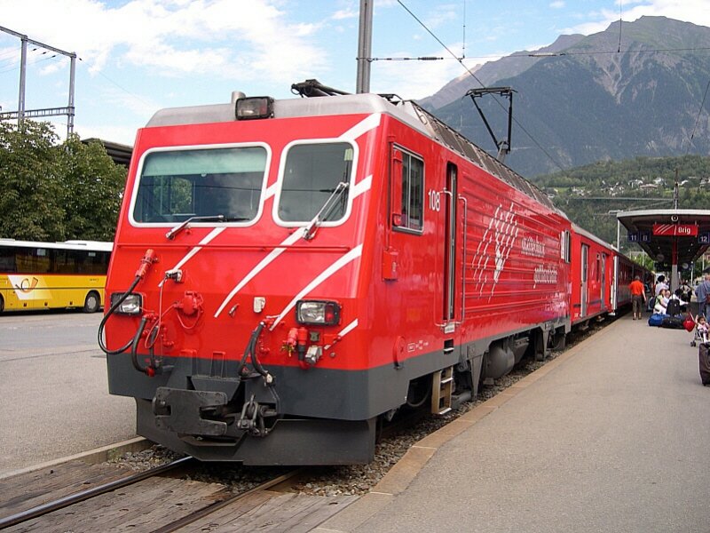 Berner Oberland 2007 - ber den Simplonpass aus Italien in Brig angekommen sind wir am 27.07.2007. MGB HGe 4/4 108  Channel-Tunnel  hat sich vor den R 158 Brig - Disentis gesetzt, und in Krze geht die Fahrt los.