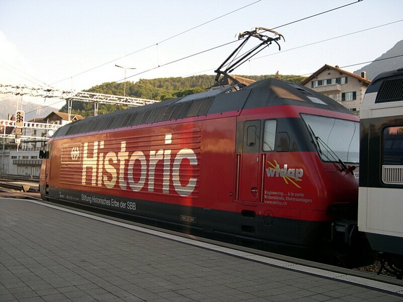 Berner Oberland 2007 - Um die Sonne im Rcken zu haben, prsentieren wir die SBB Re 460 102  Lgern  mal aus einer etwas anderen Perspektive. Mit IC 1087 Basel - Brig erwartet sie am Abend des 14.07.2007 den Abfahrauftrag in Spiez.