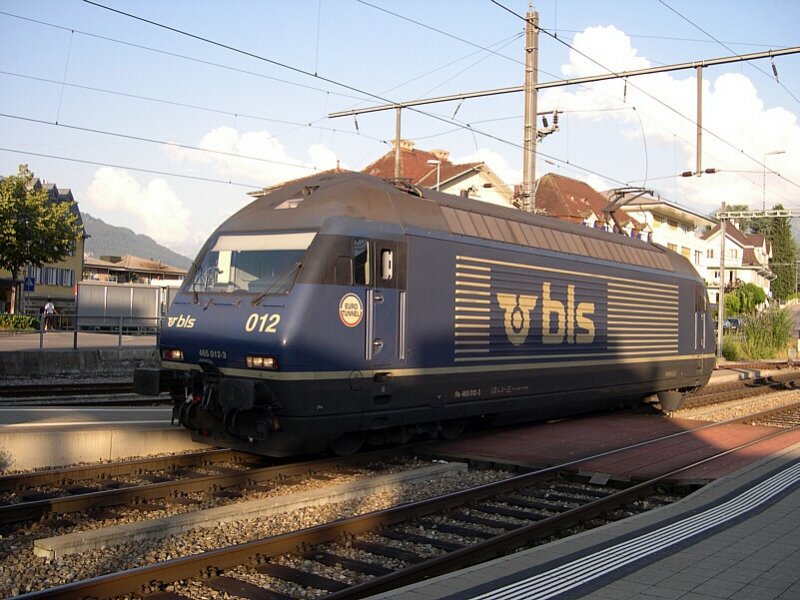 Berner Oberland 2007 - Und hier kommt die Verstrkung fr eine Gterzug. Aber wie? Irgenwas will nicht passen? BLS Re 465 012-3 kommt aus dem Bw Spiez und bleibt wenige Meter vor dem Zug stehen. Am Zug hngt noch 485 012 doch diese beiden, die 465 und die 485 kommunizieren leider nict miteinander. Der lokifhrer lacht, der Rangierer tobt und schickt 465 012 wieder ins Bw, ebenso wenig spter 485 012. Und kurz darauf erscheint wieder 465 012 mit 465 013 im Schlepp und nun ist auch der rangierer zufrieden, hngt beide Loks an und ab geht die Fuhre nach Sden. Spiez 14.07.2007.