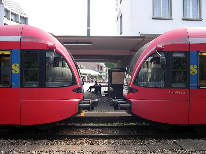 Berner Oberland 2007 - Unsere Rundreise von Spiez ber Bern und Solothurn, Konolfingen fhrte uns am 19.07.2007 auch nach Burgdorf. Gemeinsame Sache machten die beiden GTW des Regionalverkehr Mittelland als S 44 von Bern bis Burgdorf. Ab hier gehen sie getrennte Wege, der rechte Zug fhrt nach Wiler, der Linke nach Langnau ber Hasle-Ruegsau.