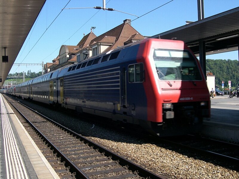 Berner Oberland 2007 - Vom 14. zum 15.07.2007 fand in Interlaken das Red Bull Arraice, der grte Anlass dieses Jahr in dieser Region, statt. Und weil man mit mehr als 100.000 Besuchern rechnete, was bietet sich da mehr an, als Triebzge der Zricher S-Bahn einzusetzen. Diese Dreifachtraktion, gefhrt von 450 009-6, traf mit wenigen Minuten Versptung aus Zrich in Spiez ein. Im Gegensatz zu den Zgen am 14.07.07 war dieser Zug sehr gut besucht. Insgesamt wurden 4 dieser Triebzge in Dreifachtraktion, neben anderen Kompositionen der SBB und BLS eingesetzt. Spiez 15.07.2007