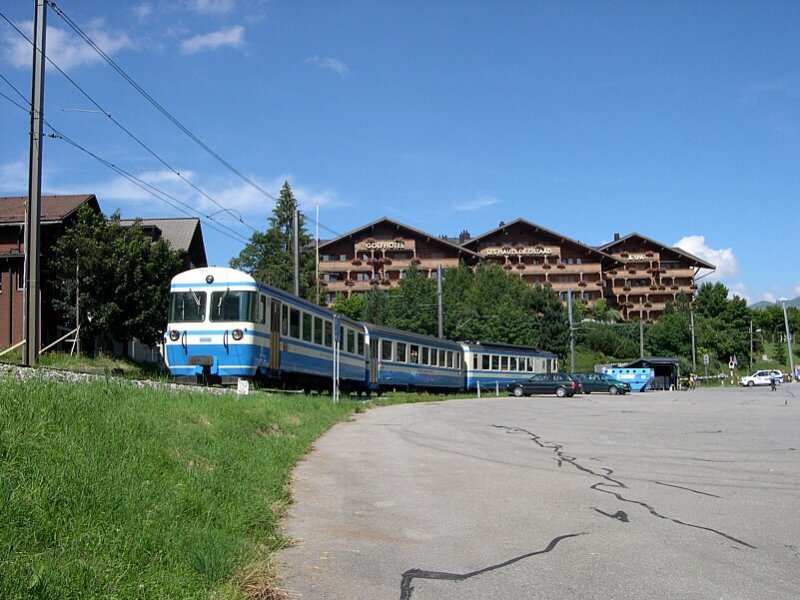 Berner Oberland 2007 - Von Zweisimmen sind wir ber den Rinderberg nach Saanenmser gewandert. Von hier aus wollen wir die Heimreise antreten. Zu Gunsten des  Golden-Pass-Classic  lassen wir am 31.07.2007 in Saanemser dem R 2624 nach Zweisimmen den Vorrang. 