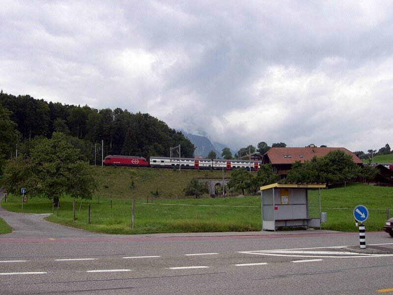 Berner Oberland 2007 - Von der Bundesstrae bei Riederen am Thunersee lsst sich am 03.08.2007 IC 969 Basel - Interlaken Ost ablichten, whrend wir auf den Bus nach Thun warten.