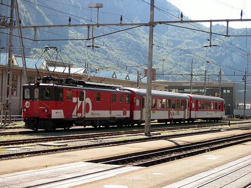 Berner Oberland 2007 - Wahrscheinlich als Reserve stand am Nachmittag des 13.07.2007 die ZB Deh 110 001-5 mit zwei Reisezugwagen in Meiringen abgestellt.  