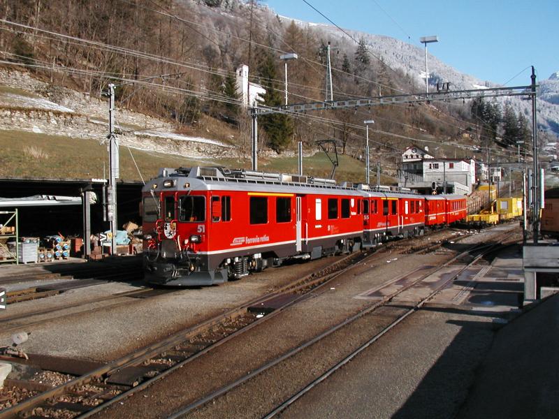 Bernina Bahn, Doppeltraktion ABe 4/4 mit Gmp Richtung Tirano 
am 11.04.03 in Poschiavo