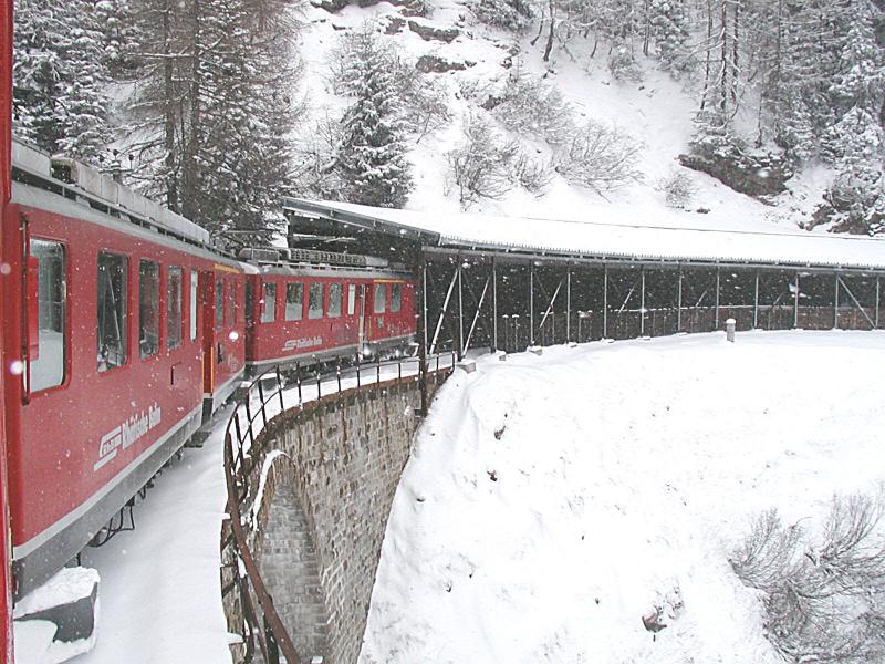 Bernina Bahn,Der Zug zwischen Cavaglia und Privilasco
am 10.04.03