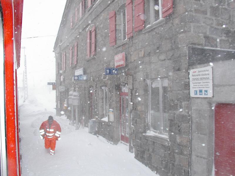 Bernina Bahn, eigentlich wre ja  Frhling  
Station Bernina Hospiz(2253m)am 10.04.03