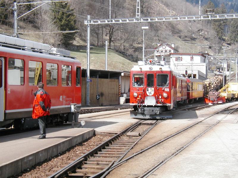 Bernina Bahn,Einfahrt eines Regionalzuges aus St.Moritz 
nach Tirano am 11.04.03 in Poschiavo (Zugskreuzung)