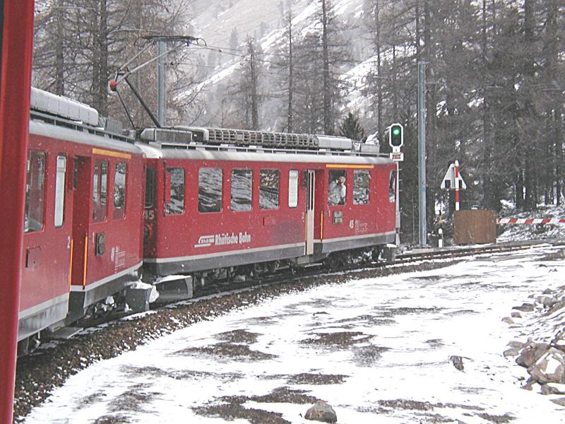 Bernina Bahn,Hier der Zug bei der sog. Montebello Kurve  
am 10.04.03 Den Schnen Berg  (Gemeint ist der Morteratsch 
Gletscher)konnte man aber nicht sehen!