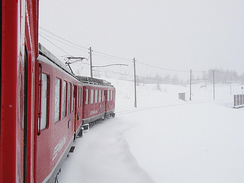 Bernina Bahn,Zug St.Moritz - Tirano bei Lag Alp am 10.04.03