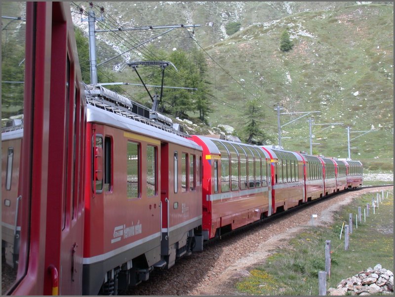 Bernina Express 951 auf Bergfahrt vor der Arlas Galerie und nicht mehr weit von der Passhhe. (13.06.2007)