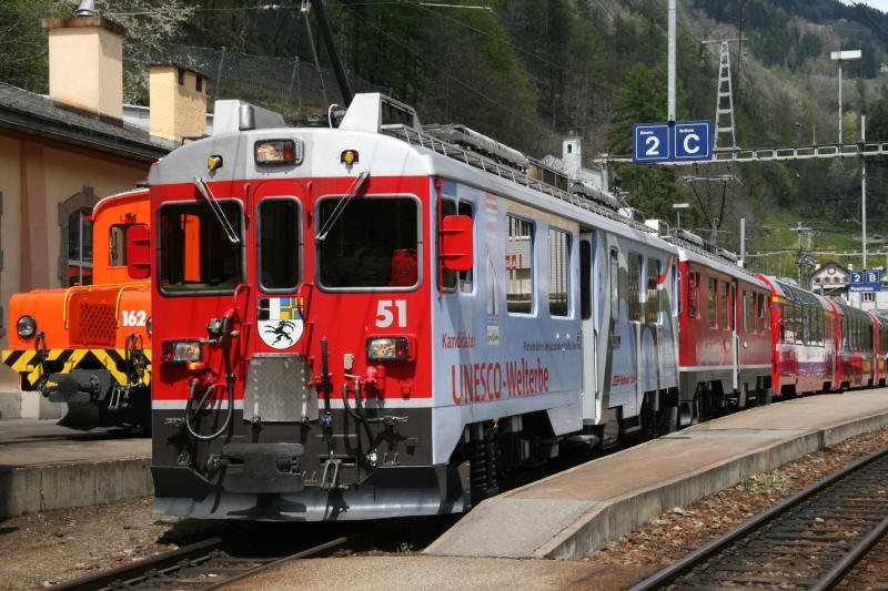 Bernina-Express 953 von Chur nach Tirano im Bahnhof von Poschiavo am 4. Mai 2008 gezogen von den Triebwagen Abe 4/4 III 53  Tirano  & ABe 4/4 III 51  Poschiavo  mit Werbung fr das  UNESCO Weltkulturerbe Albula und Bernina .