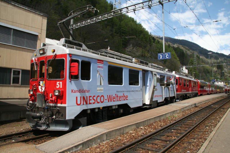 Bernina-Express 953 von Chur nach Tirano im Bahnhof von Poschiavo am 4. Mai 2008 gezogen von den Triebwagen Abe 4/4 III 53  Tirano  & ABe 4/4 III 51  Poschiavo  mit Werbung fr das  UNESCO Weltkulturerbe Albula und Bernina .