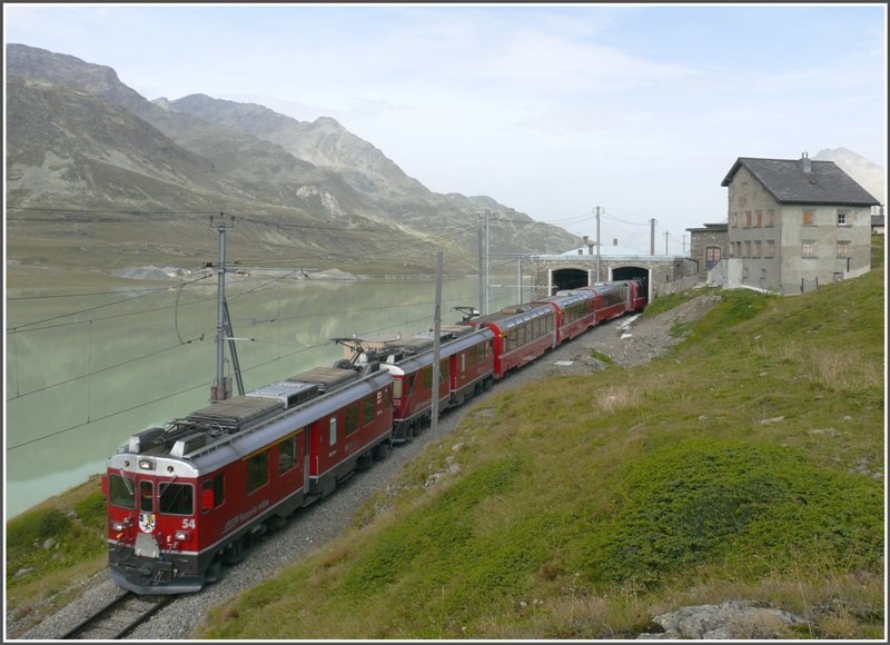 Bernina Express 961 aus Davos Platz verlsst Ospizio Bernina Richtung Tirano. Zugfahrzeuge, oder ab hier besser gesagt Bremsfahrzeuge, sind ABe 4/4 III 54  Hakone  und 52  Brusio .(10.09.2008)