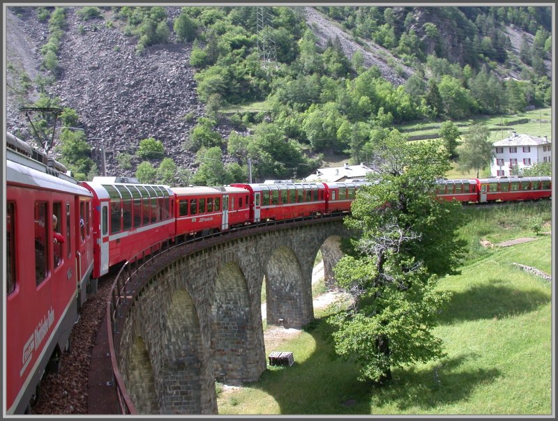 Bernina Express auf der Bergfahrt ber das Kreisviadukt in Brusio. Hinter dem Halbgepckwagen befinden sich die direkten Pano-Wagen nach Chur. (08.05.2007)