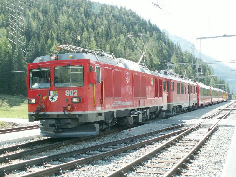 Bernina-Express nach St.Moritz am 09.05.07 in Cavaglia (1693m .M.)10 Min.von hier befindet sich ein Gletschergarten,ein Naturphnomen aus der letzten Eiszeit mit vielen Gletschertpfen
bis zu 6m Hhe resp.Tiefe.



