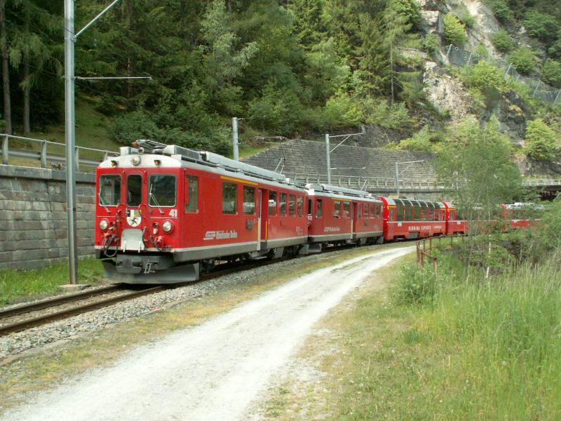 Bernina Express nach Tirano beim Lago di Poschiavo kurz vor Miralago.09.06.06