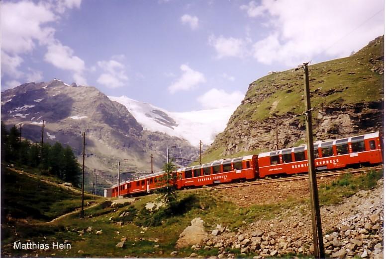 Berninabahn (Meterspur Adhsionsbahn) am ?Drachenloch? zwischen Bernina Hospiz und Alp Grm ca. 2100m, im Juli 2005.

