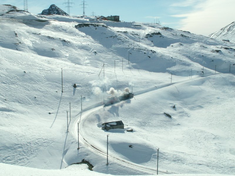 Berninabahn,Schneeschleuder Xrot 9213 (SLM 1910)und Schublok Gem Nr.801 in der weiten Schneelandschaft des Bernina.17.02.07