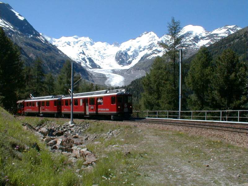 Berninabahn,Zug in der  Montebello Kurve  bei Morteratsch,23.07.01