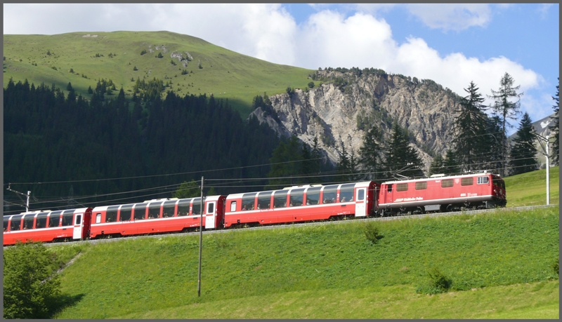 BerninaExpress 950 mit Ge 4/4 I 606  Kesch  fhrt oberhalb von Bergn/Bravuogn talwrts Richtung Chur. (18.06.2009)