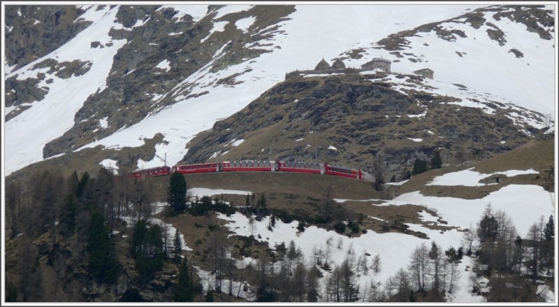 BerninaExpress 953 in der Kurve von Alp Grm. 40 Marschminuten weiter oben liegt das Bergrestaurant Sassal Masone, geffnet wieder so ab ca. Mitte Juni. Stefan, dort gibts einen guten Veltliner. (06.05.2009)