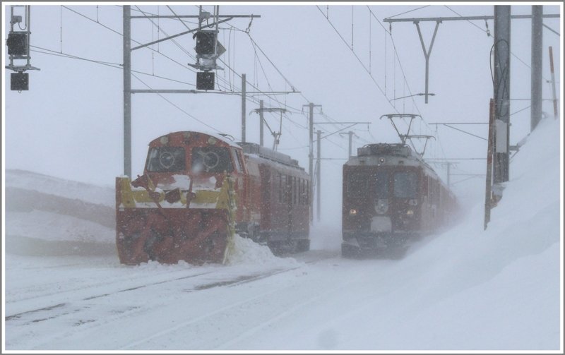 BerninaExpress 953 mit ABe 4/4 II 43 + ABe 4/4 II .. bei der Einfahrt in Ospizio Bernina. 17.02.2009)