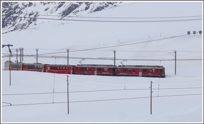 BerninaExpress 953 mit ABe 4/4 III 54  Hakone  und 53  Tirano  nhert sich der Wasserscheide am Berninapass. (10.03.2009)