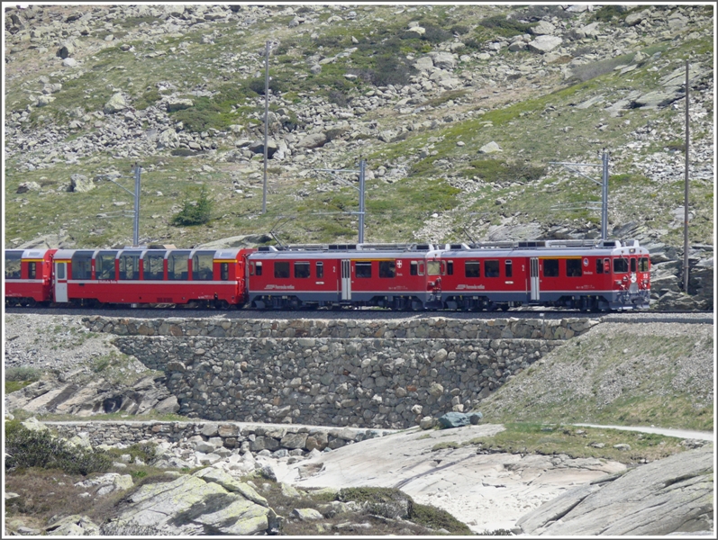 BerninaExpress 973 mit ABe 4/4 III 55  Diavolezza  und 52  Brusio  fhrt am Lago Bianco Richtung Sden. (18.06.2009)