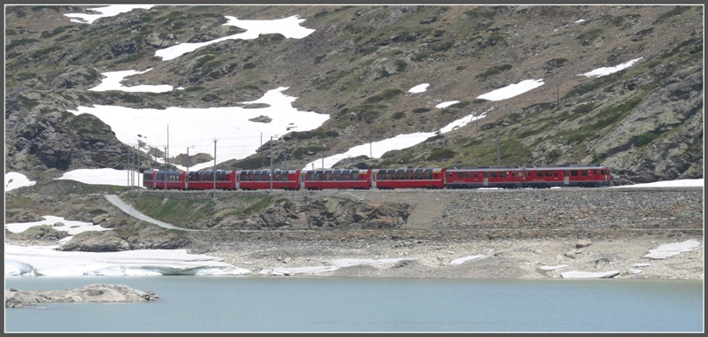 BerninaExpress 973 mit zwei ABe 4/4 III fhrt dem Lago Bianco entlang. Zumindest die Rnder sind noch weiss. (18.06.2009)