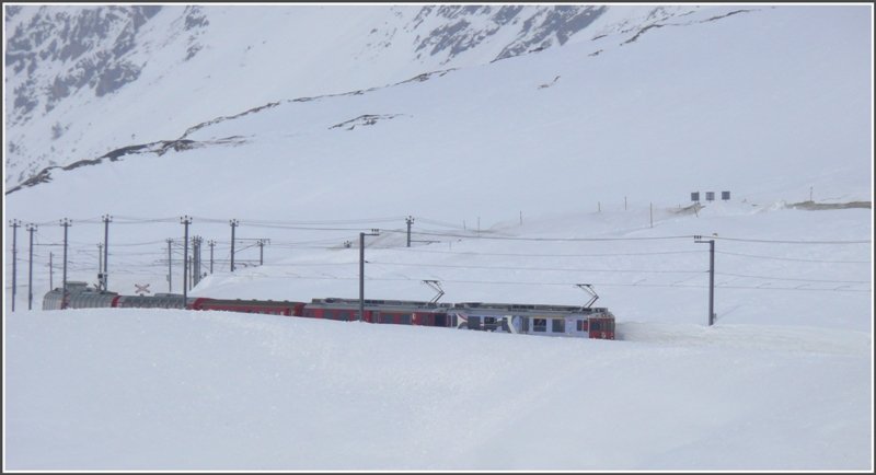 BerninaExpress mit den ABe 4/4 III 51 und 53 hat soeben die Wasserscheide zwischen Schwarzem Meer und Mittelmeer passiert und nhert sich Ospizio Bernina. (02.03.2009)