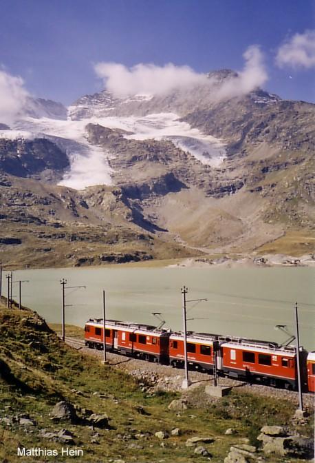 Berninaexpress der RhB (Meterspur Adhsionsbahn) am Lago Bianco 2304m, im September 2003.