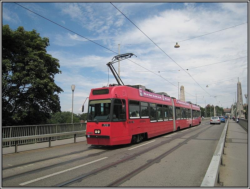 Bernmobil-Tram 733, aufgenommen am 26.07.2008 auf der Kornhausbr�cke in Bern.