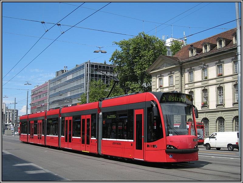 Bernmobil-Tram 765 ist am 26.07.2008 auf der Linie 5 unterwegs, kurz vor Erreichen der Haltestelle am Bahnhofplatz.
